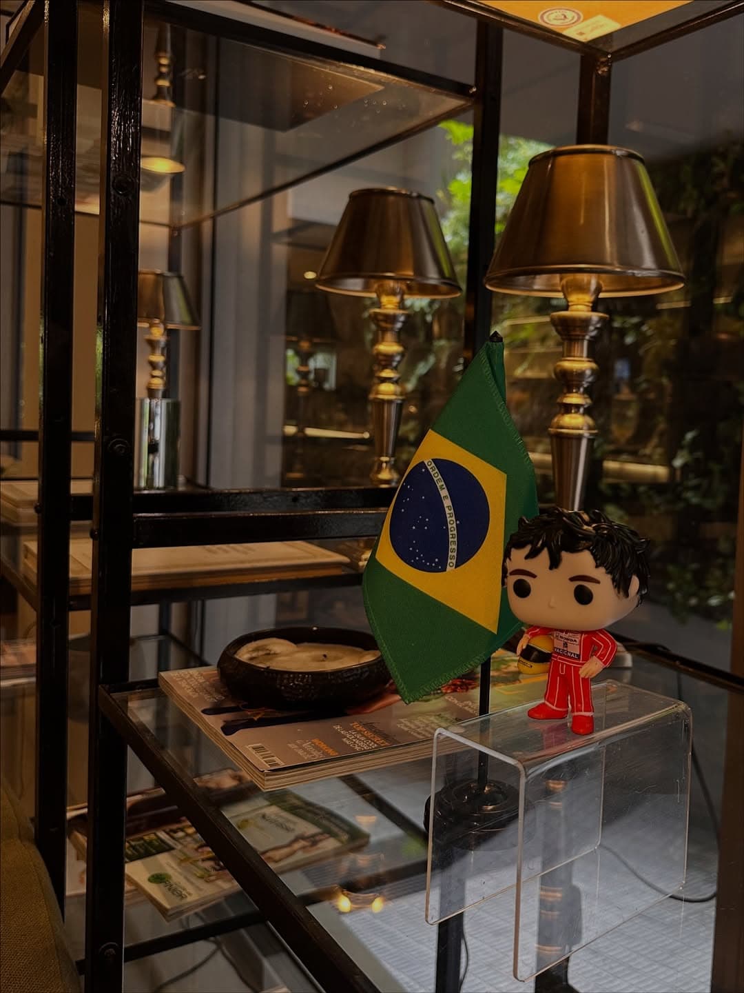 Detalhe decorativo com luminárias e bandeira