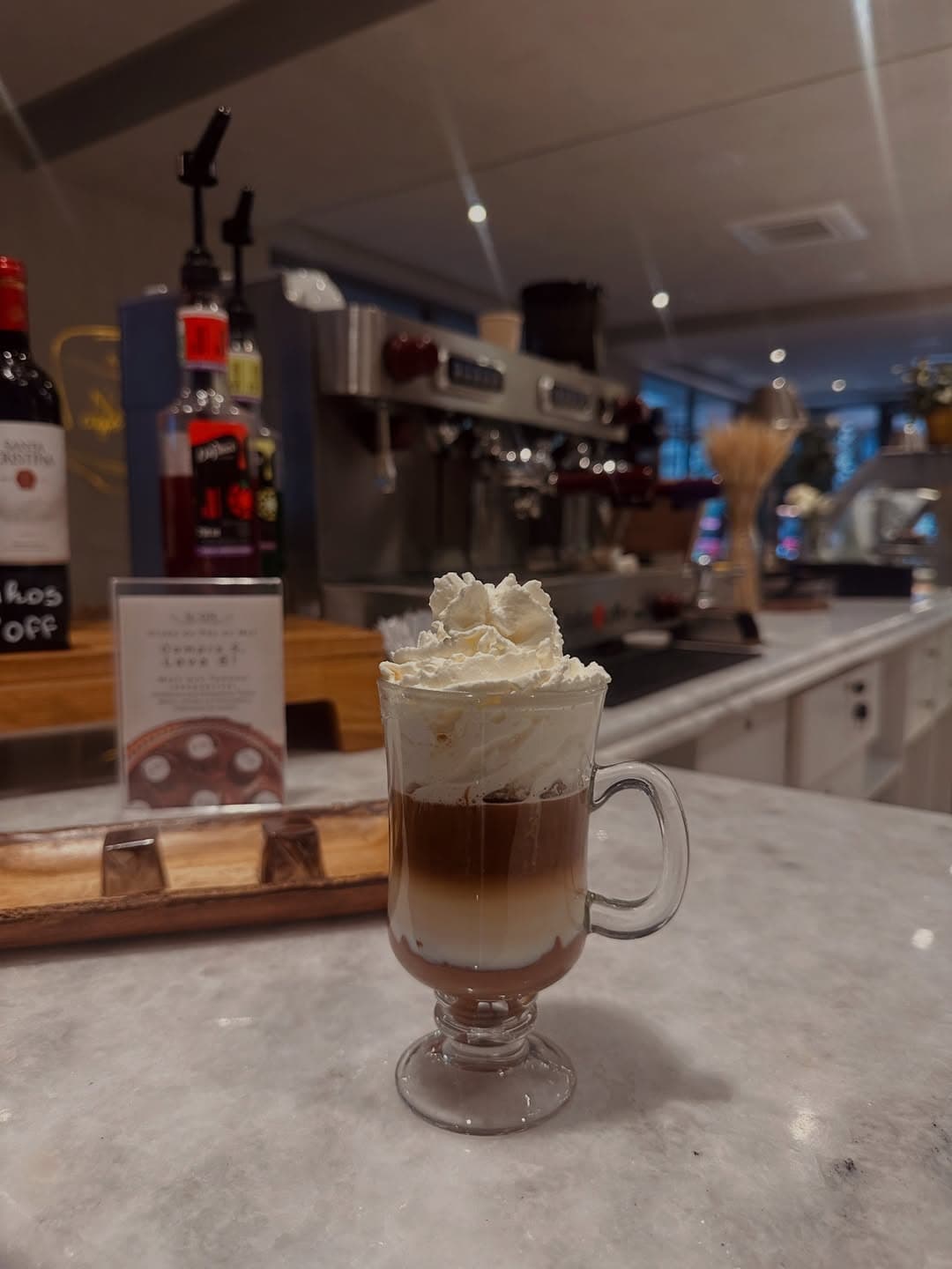 Café especial servido no bar do NOON