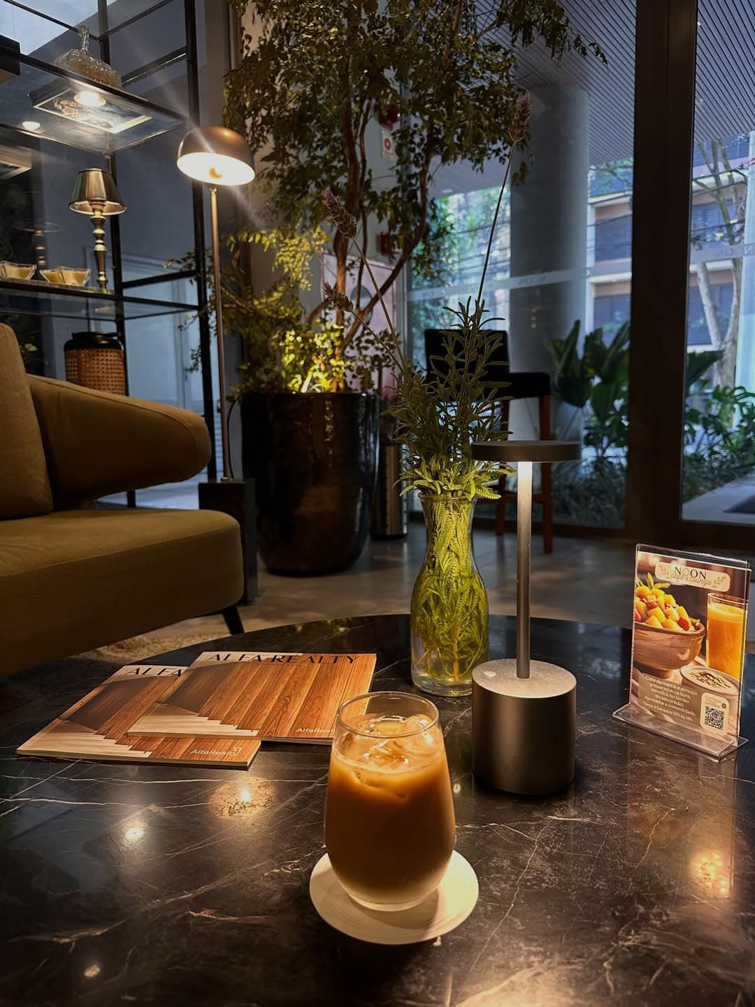 Interior verde e sofisticado de lounge para eventos